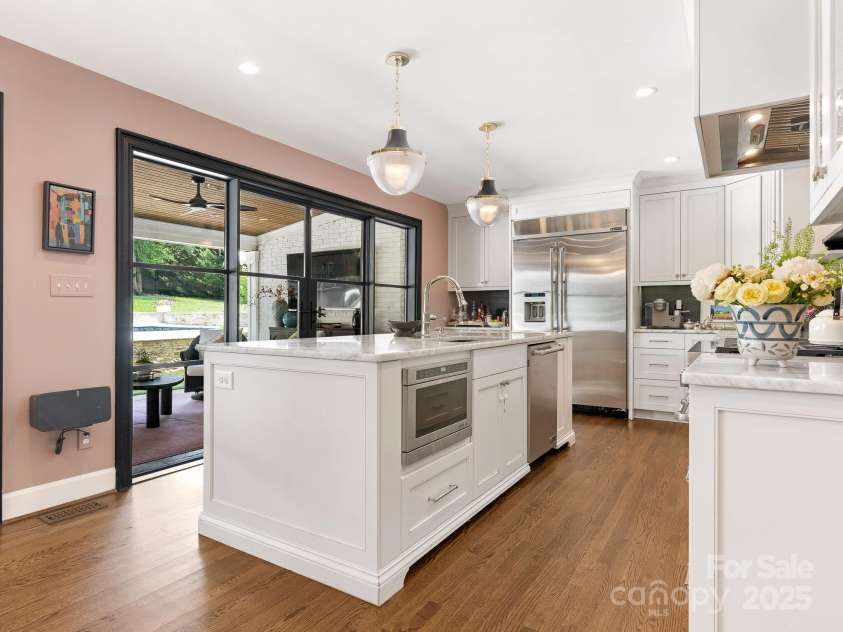 3001 Colony Road, Charlotte, NC 28211.  MLS# CAR4275681, YatesRealty ID 25274. Kitchen
