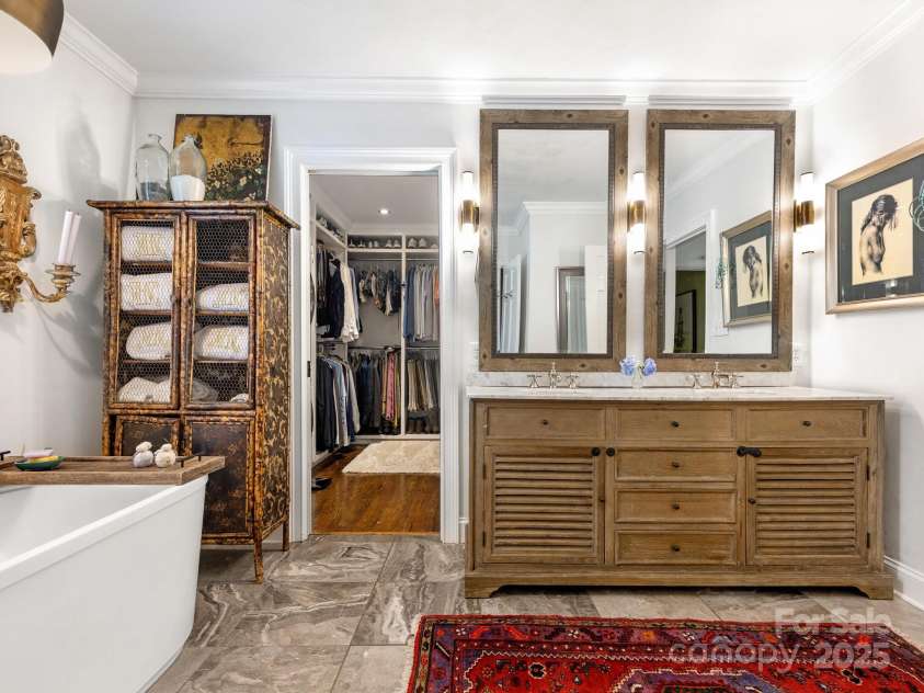 3001 Colony Road, Charlotte, NC 28211.  MLS# CAR4275681, YatesRealty ID 25274. Primary bathroom