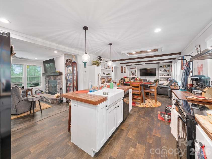 86 Jarrett Drive, Bakersville, NC 28705.  MLS# CAR4386273, YatesRealty ID 25274. 