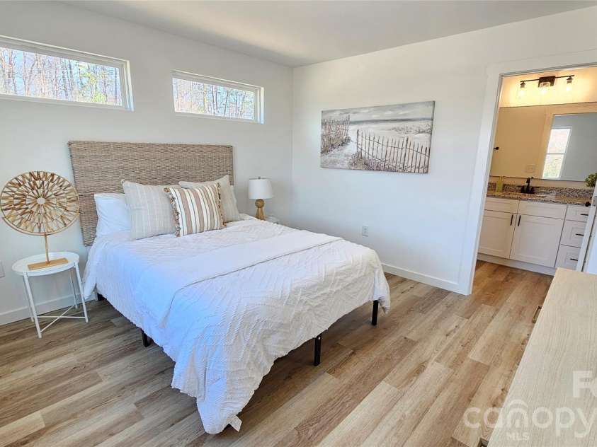 2910 21st street Lane, Hickory, NC 28601.  MLS# CAR4386412, YatesRealty ID 25277. 