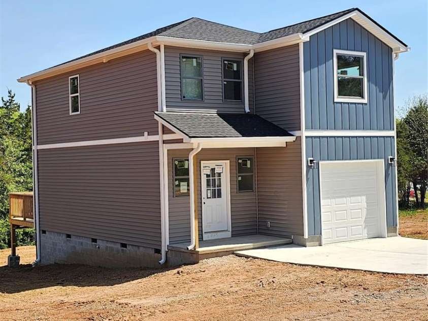 2910 21st street Lane, Hickory, NC 28601.  MLS# CAR4386412, YatesRealty ID 25277. 