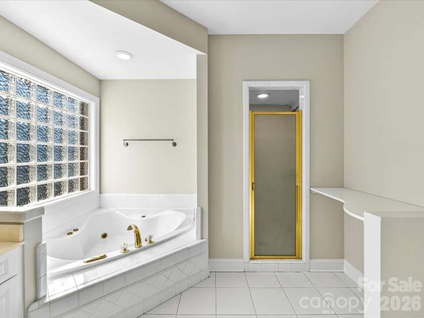 21410 Pinecrest Place, Cornelius, NC 28031.  MLS# CAR4321190, YatesRealty ID 25279. 