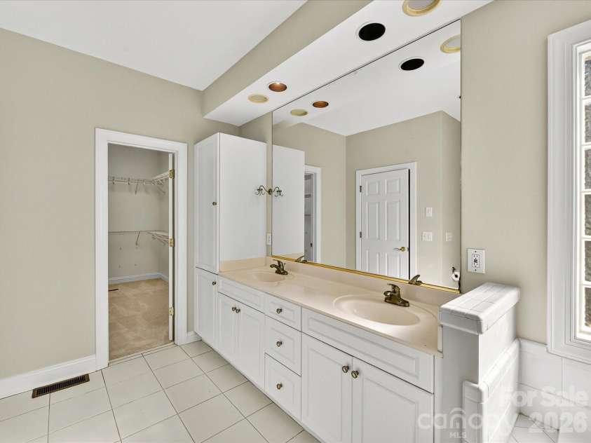 21410 Pinecrest Place, Cornelius, NC 28031.  MLS# CAR4321190, YatesRealty ID 25279. 