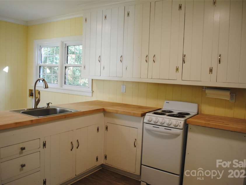 636 Statesville Boulevard, Salisbury, NC 28144.  MLS# CAR4307240, YatesRealty ID 2528. 