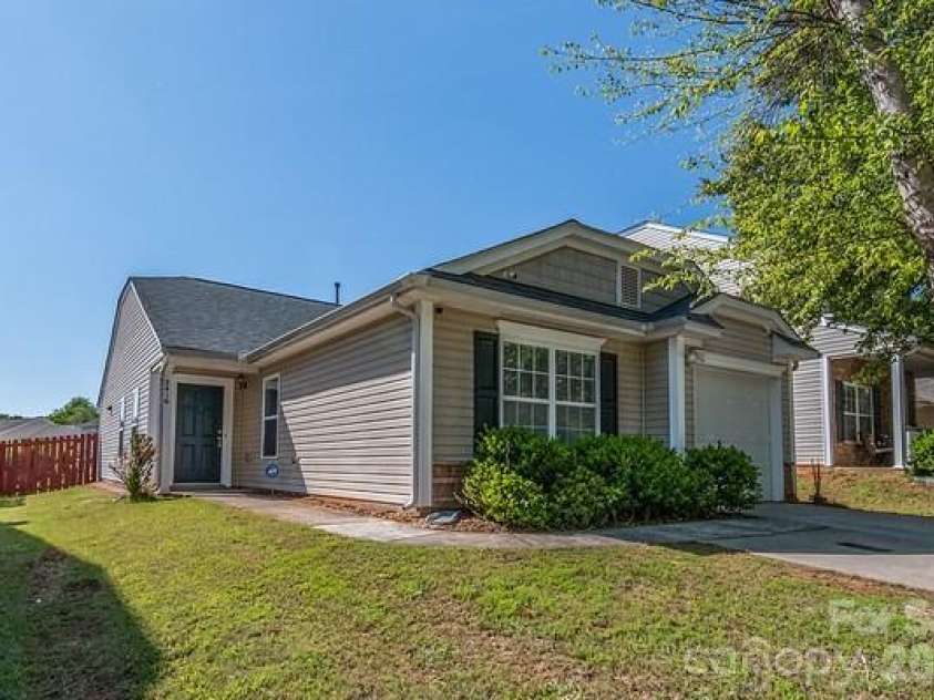 2416 Buckleigh Drive, Charlotte, NC 28215.  MLS# CAR4383918, YatesRealty ID 25280. 