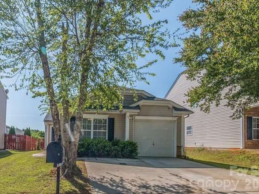 2416 Buckleigh Drive, Charlotte, NC 28215.  MLS# CAR4383918, YatesRealty ID 25280. 