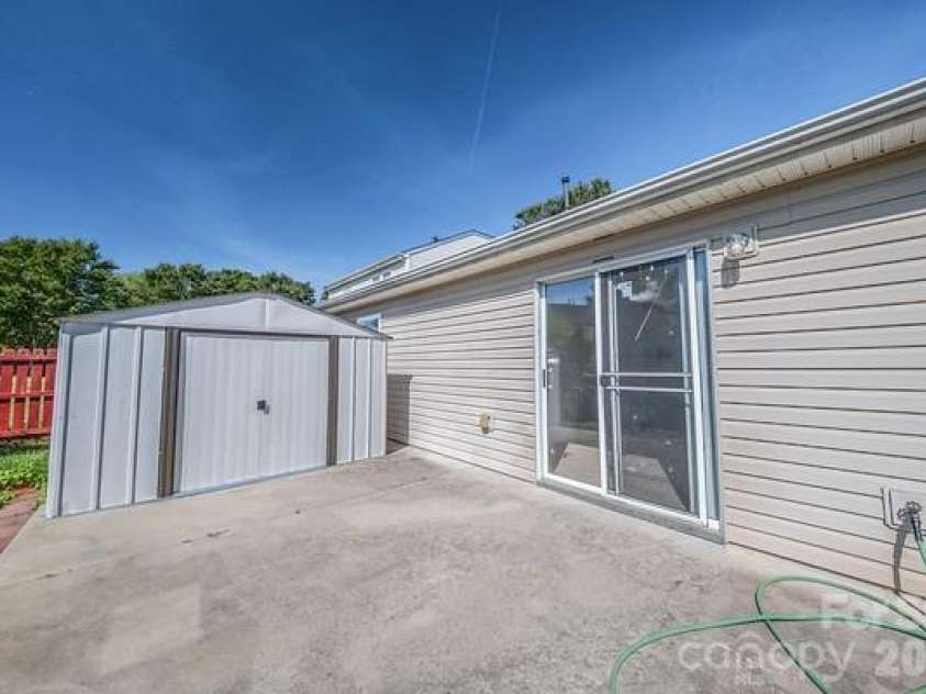 2416 Buckleigh Drive, Charlotte, NC 28215.  MLS# CAR4383918, YatesRealty ID 25280. 