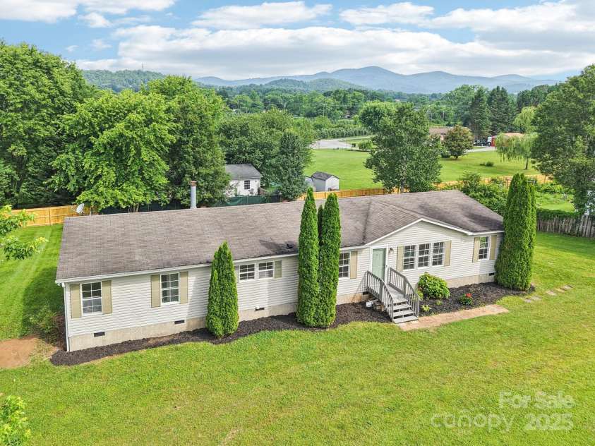 18 Sweet Briar Path Way, Hendersonville, NC 28792.  MLS# CAR4270851, YatesRealty ID 25282. 