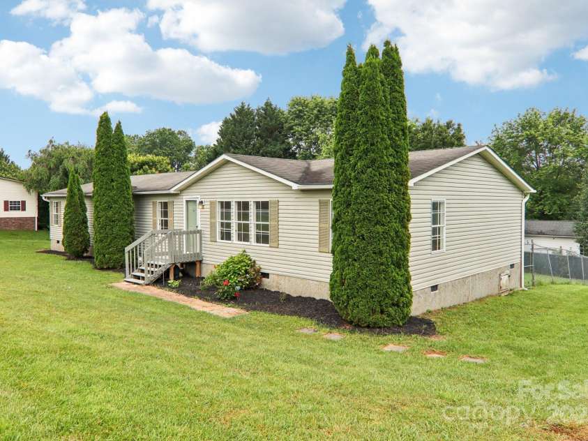 18 Sweet Briar Path Way, Hendersonville, NC 28792.  MLS# CAR4270851, YatesRealty ID 25282. 