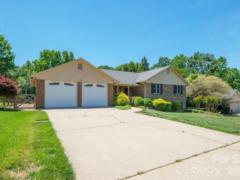 725 Sunridge Drive, Lincolnton, NC 28092.  MLS# CAR4379909, YatesRealty ID 25282. 
