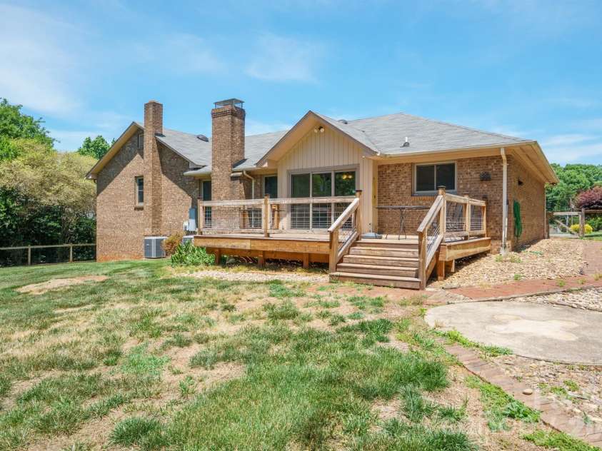 725 Sunridge Drive, Lincolnton, NC 28092.  MLS# CAR4379909, YatesRealty ID 25282. 