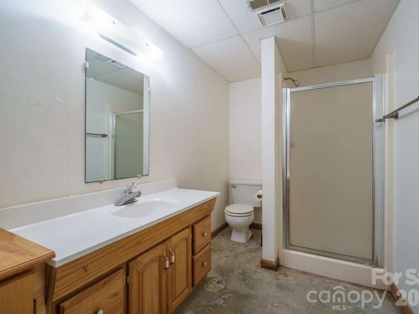 725 Sunridge Drive, Lincolnton, NC 28092.  MLS# CAR4379909, YatesRealty ID 25282. 