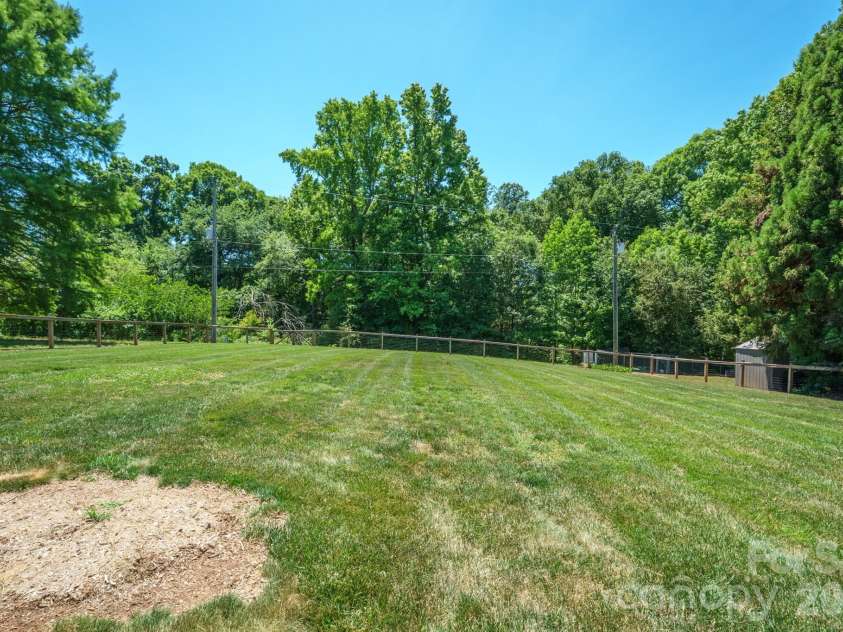 725 Sunridge Drive, Lincolnton, NC 28092.  MLS# CAR4379909, YatesRealty ID 25282. 