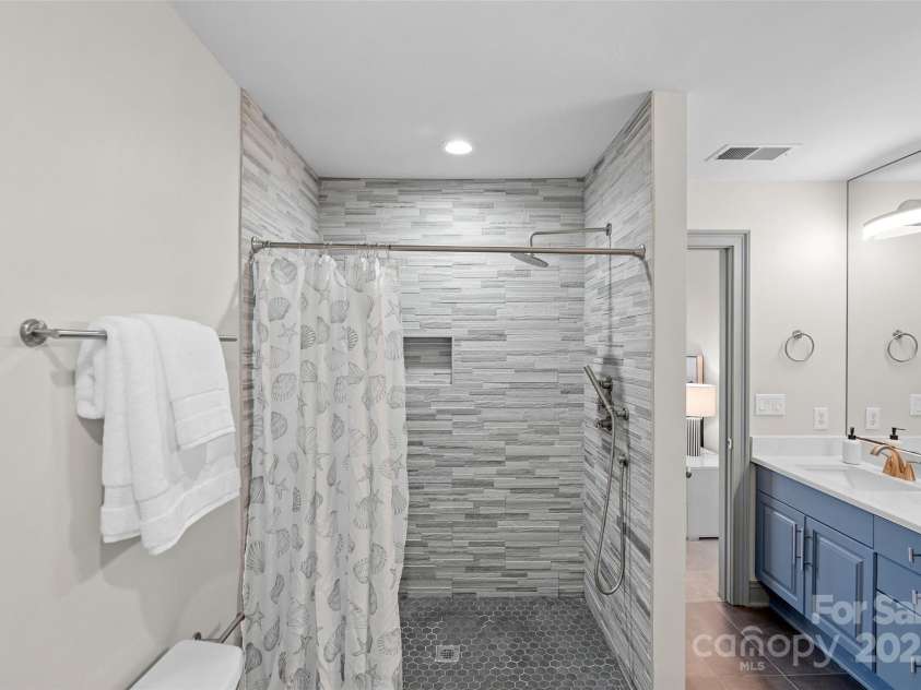 4708 Hill View Drive, Charlotte, NC 28210.  MLS# CAR4275753, YatesRealty ID 25284. 