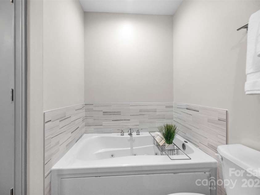 4708 Hill View Drive, Charlotte, NC 28210.  MLS# CAR4275753, YatesRealty ID 25284. 