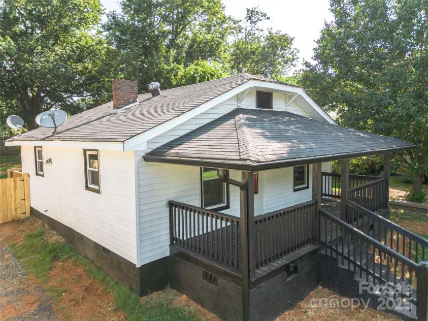1919 Gay Street, Statesville, NC 28625.  MLS# CAR4276558, YatesRealty ID 25285. 