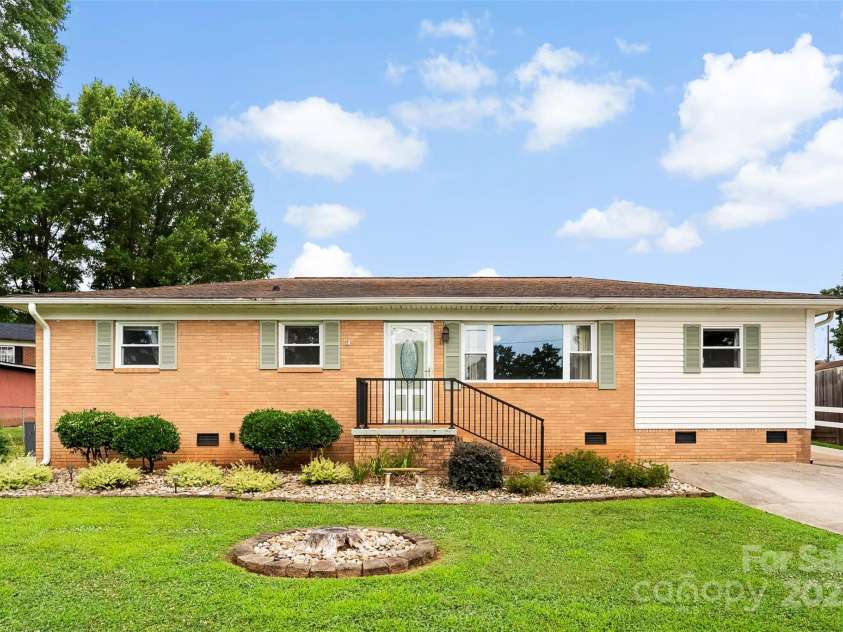 2615 Sherry Lane, Gastonia, NC 28054.  MLS# CAR4277858, YatesRealty ID 25288. 