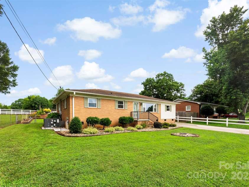 2615 Sherry Lane, Gastonia, NC 28054.  MLS# CAR4277858, YatesRealty ID 25288. 