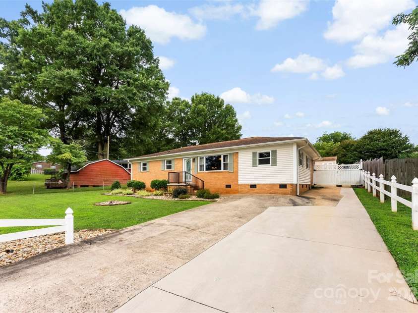 2615 Sherry Lane, Gastonia, NC 28054.  MLS# CAR4277858, YatesRealty ID 25288. 