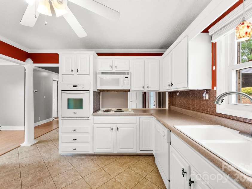 2615 Sherry Lane, Gastonia, NC 28054.  MLS# CAR4277858, YatesRealty ID 25288. 