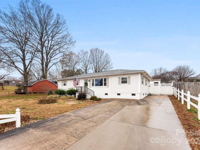 2615 Sherry Lane, Gastonia, NC 28054.  MLS# CAR4330570, YatesRealty ID 25288. 