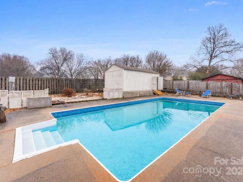 2615 Sherry Lane, Gastonia, NC 28054.  MLS# CAR4330570, YatesRealty ID 25288. 