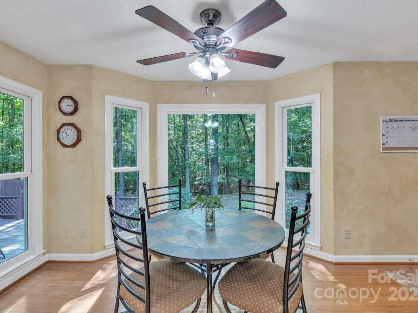 5024 Ardenwoods Drive, Charlotte, NC 28215.  MLS# CAR4278121, YatesRealty ID 25289. Breakfast Nook w/bay window