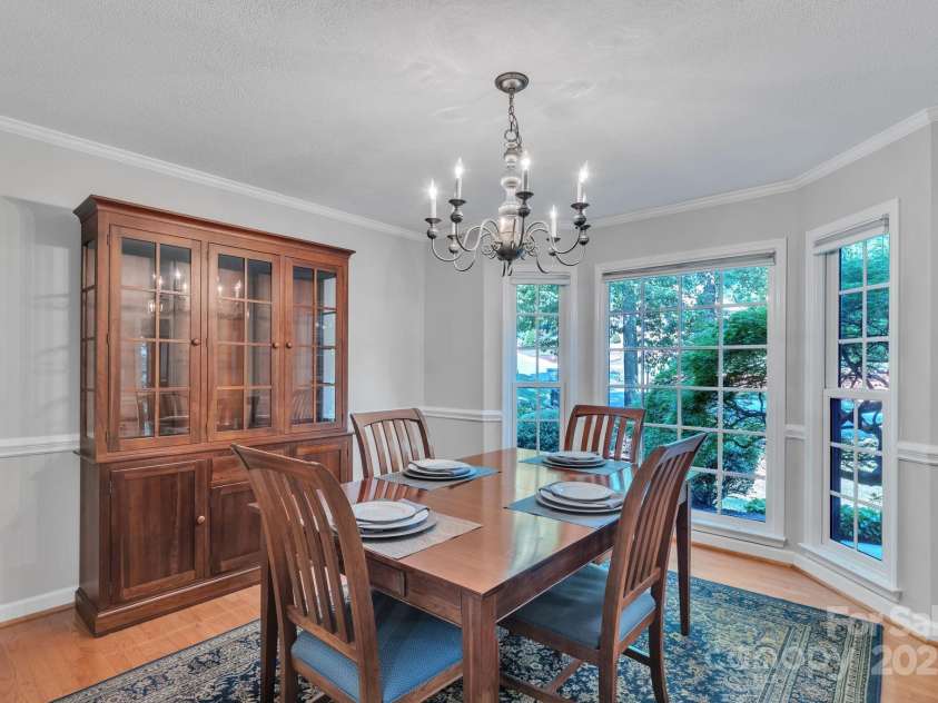 5024 Ardenwoods Drive, Charlotte, NC 28215.  MLS# CAR4278121, YatesRealty ID 25289. Dining Room w/bay window