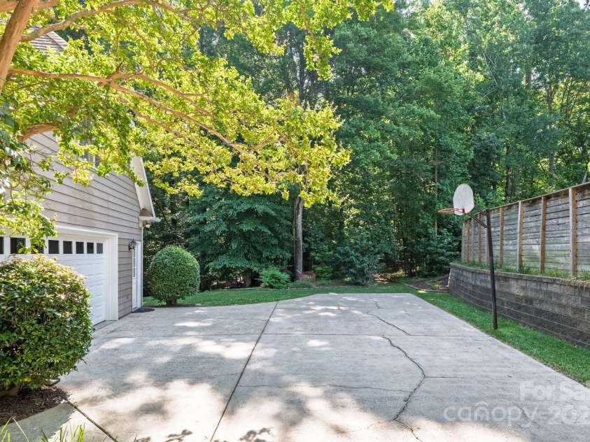 5024 Ardenwoods Drive, Charlotte, NC 28215.  MLS# CAR4278121, YatesRealty ID 25289. Driveway