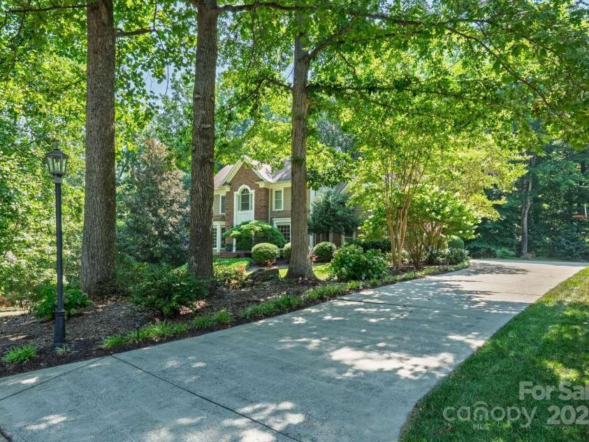 5024 Ardenwoods Drive, Charlotte, NC 28215.  MLS# CAR4278121, YatesRealty ID 25289. Driveway