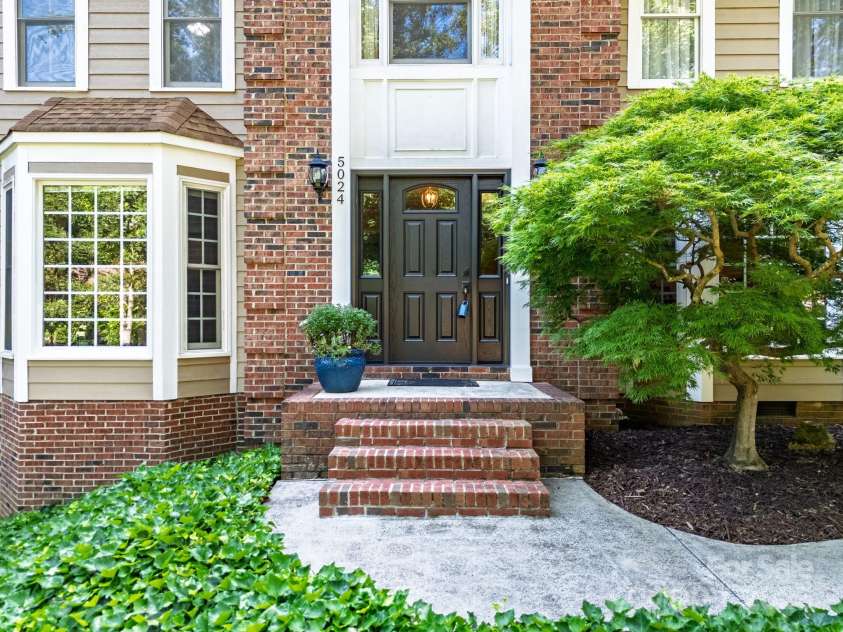 5024 Ardenwoods Drive, Charlotte, NC 28215.  MLS# CAR4278121, YatesRealty ID 25289. Front Entry Way