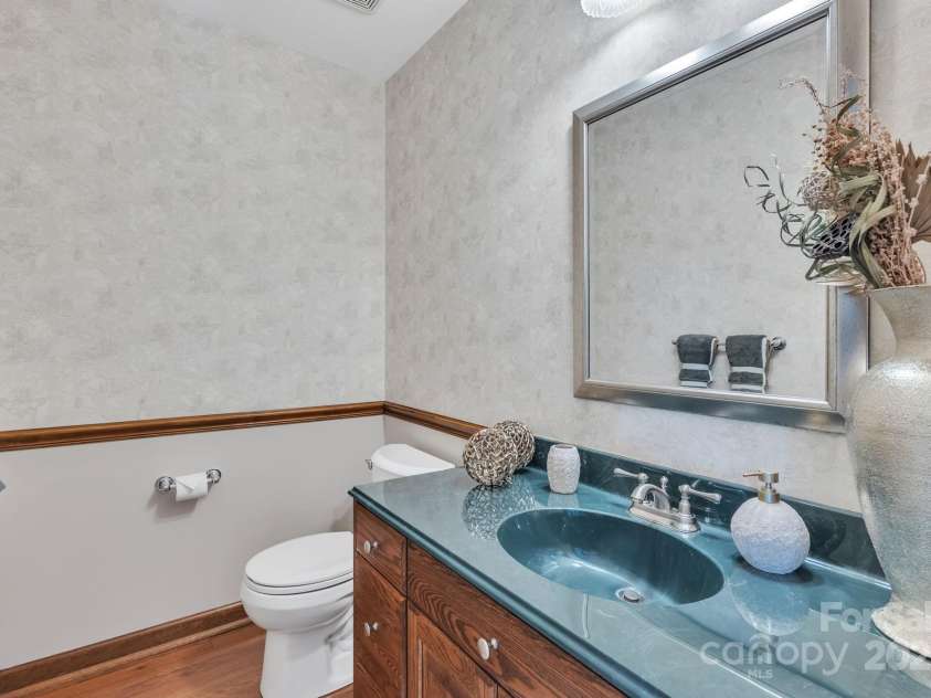 5024 Ardenwoods Drive, Charlotte, NC 28215.  MLS# CAR4278121, YatesRealty ID 25289. Half Bathroom