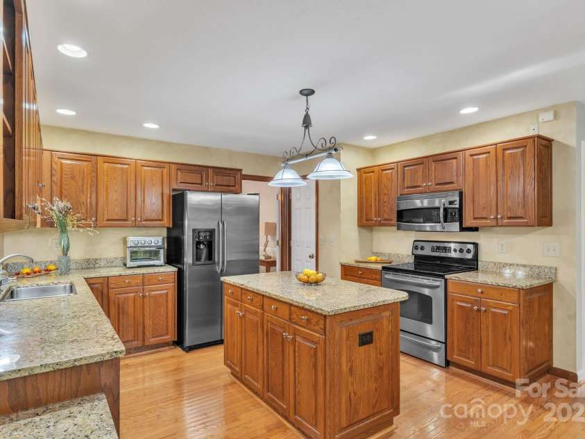 5024 Ardenwoods Drive, Charlotte, NC 28215.  MLS# CAR4278121, YatesRealty ID 25289. Kitchen 2