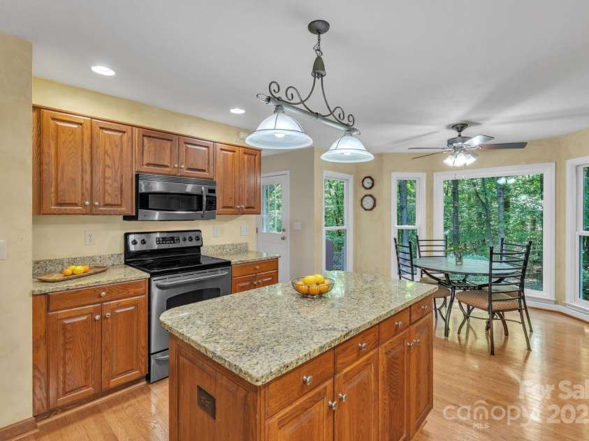 5024 Ardenwoods Drive, Charlotte, NC 28215.  MLS# CAR4278121, YatesRealty ID 25289. Kitchen w/bay window view 1
