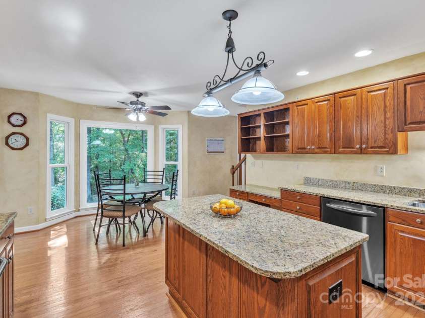 5024 Ardenwoods Drive, Charlotte, NC 28215.  MLS# CAR4278121, YatesRealty ID 25289. Kitchen w/bay window view