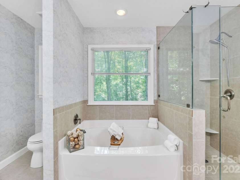 5024 Ardenwoods Drive, Charlotte, NC 28215.  MLS# CAR4278121, YatesRealty ID 25289. Primary Bathroom
