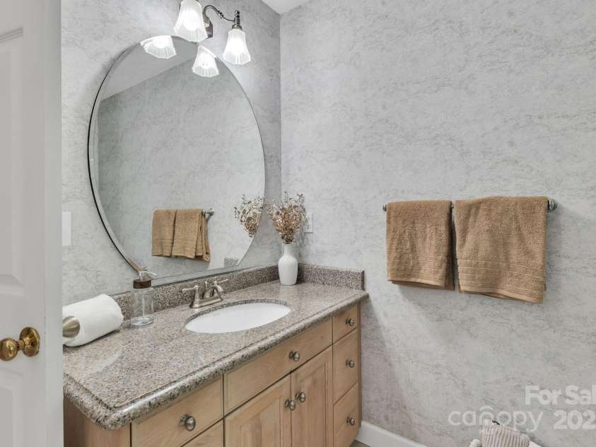 5024 Ardenwoods Drive, Charlotte, NC 28215.  MLS# CAR4278121, YatesRealty ID 25289. Primary Bathroom (Split Dual Vanity)