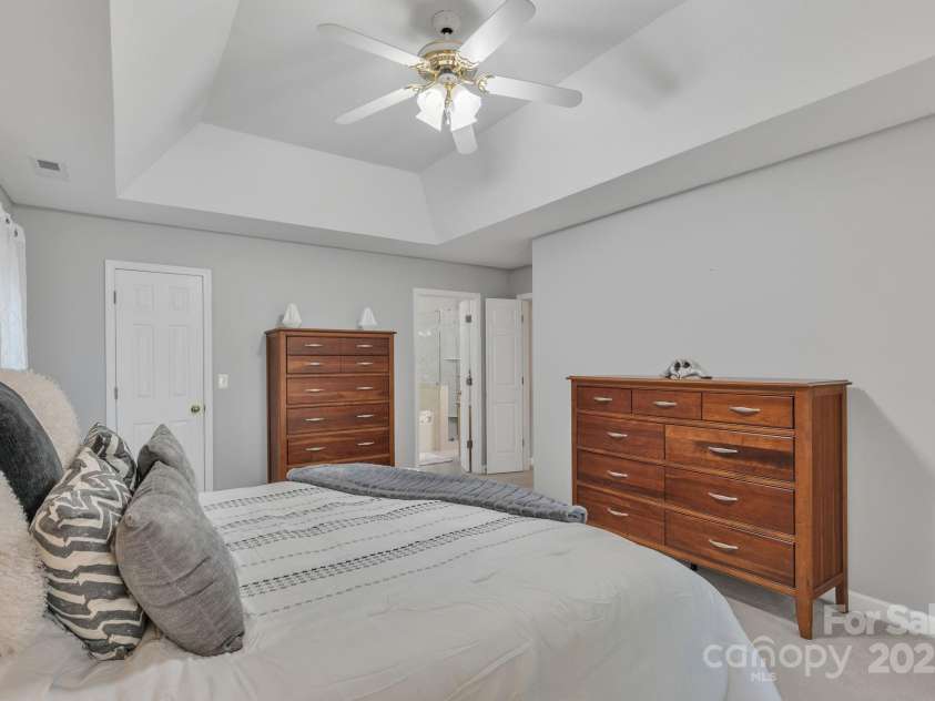 5024 Ardenwoods Drive, Charlotte, NC 28215.  MLS# CAR4278121, YatesRealty ID 25289. Primary Bedroom w/Trey Ceiling 1