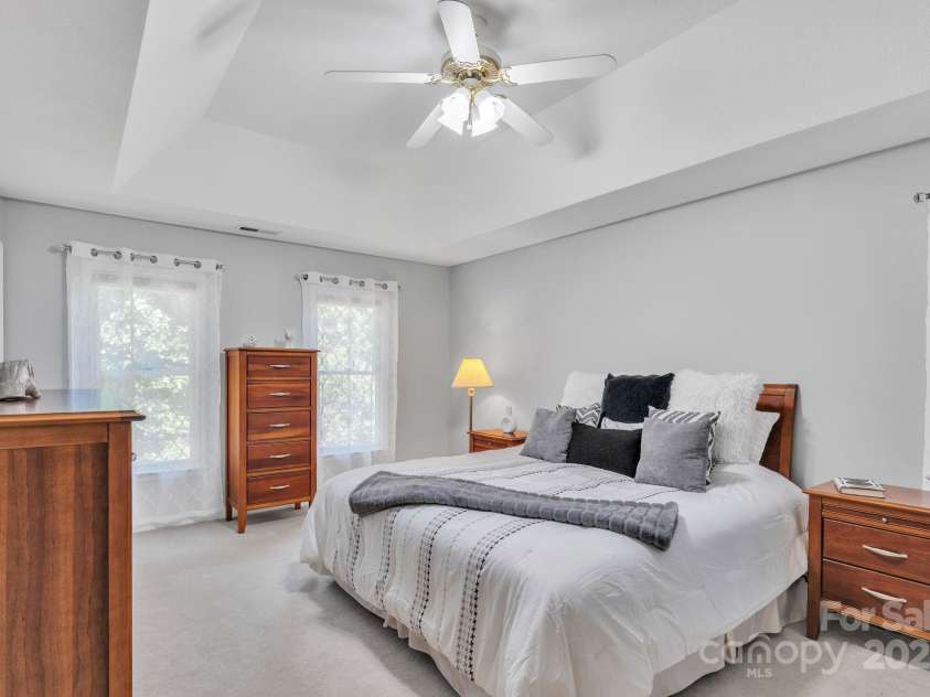 5024 Ardenwoods Drive, Charlotte, NC 28215.  MLS# CAR4278121, YatesRealty ID 25289. Primary Bedroom w/Trey Ceiling