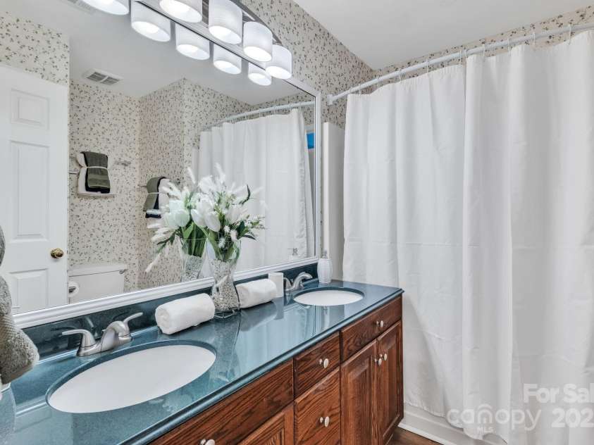 5024 Ardenwoods Drive, Charlotte, NC 28215.  MLS# CAR4278121, YatesRealty ID 25289. Secondary Bathroom w/Dual Vanity