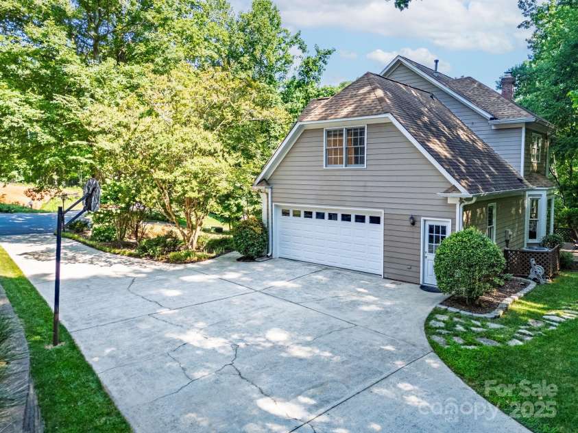 5024 Ardenwoods Drive, Charlotte, NC 28215.  MLS# CAR4278121, YatesRealty ID 25289. Sideload Garage