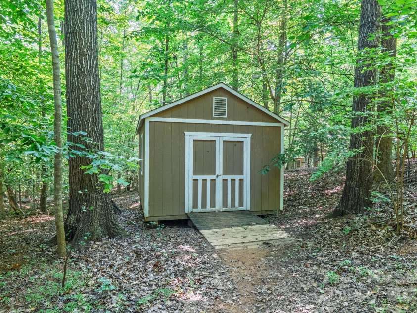 5024 Ardenwoods Drive, Charlotte, NC 28215.  MLS# CAR4278121, YatesRealty ID 25289. Storage Shed