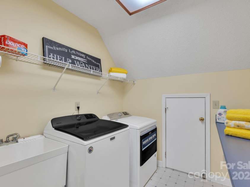 5024 Ardenwoods Drive, Charlotte, NC 28215.  MLS# CAR4278121, YatesRealty ID 25289. Walk-in Laundry Room w/Counter