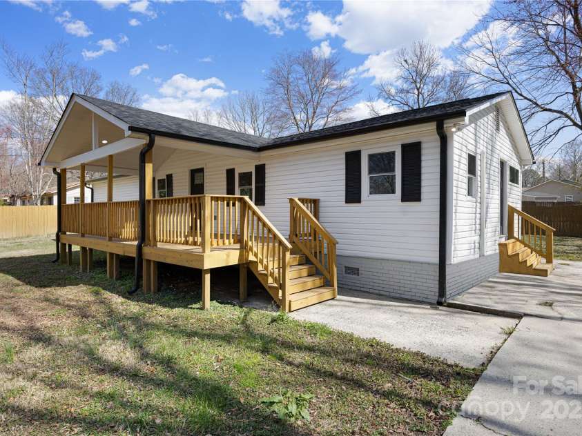 5015 Forestmont Drive, Matthews, NC 28105.  MLS# CAR4288687, YatesRealty ID 2529. 