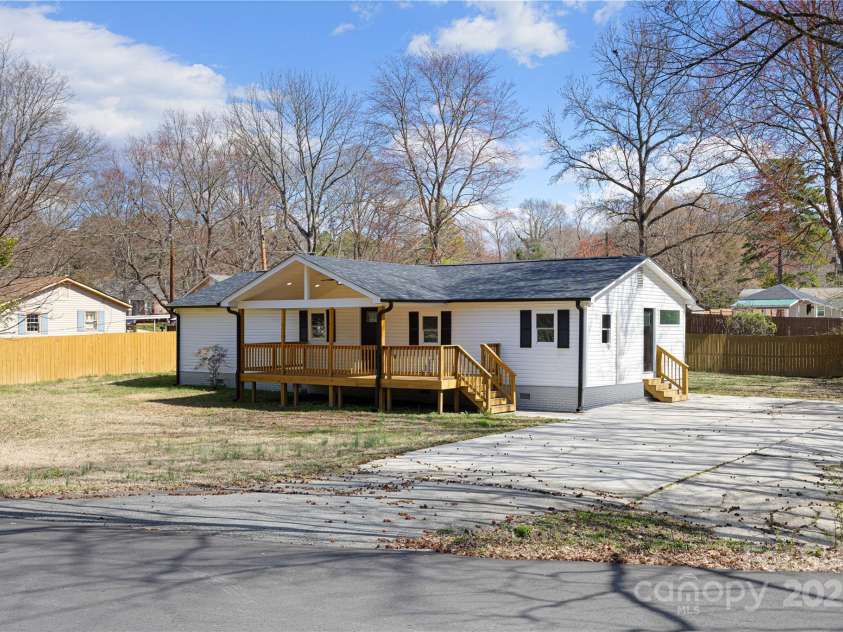 5015 Forestmont Drive, Matthews, NC 28105.  MLS# CAR4288687, YatesRealty ID 2529. 