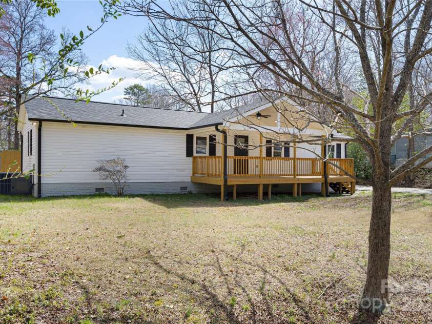 5015 Forestmont Drive, Matthews, NC 28105.  MLS# CAR4288687, YatesRealty ID 2529. 