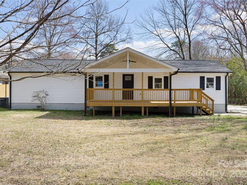 5015 Forestmont Drive, Matthews, NC 28105.  MLS# CAR4288687, YatesRealty ID 2529. 