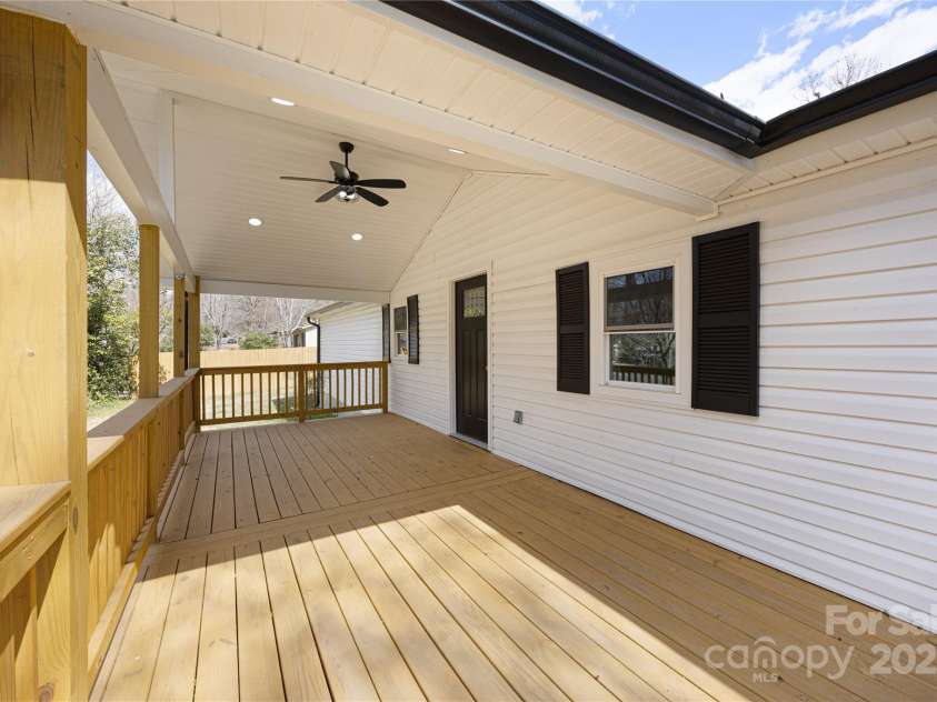 5015 Forestmont Drive, Matthews, NC 28105.  MLS# CAR4288687, YatesRealty ID 2529. 