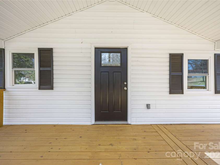 5015 Forestmont Drive, Matthews, NC 28105.  MLS# CAR4288687, YatesRealty ID 2529. 