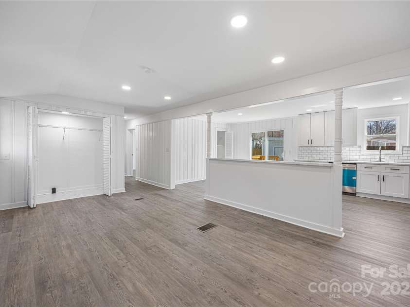 5015 Forestmont Drive, Matthews, NC 28105.  MLS# CAR4288687, YatesRealty ID 2529. 